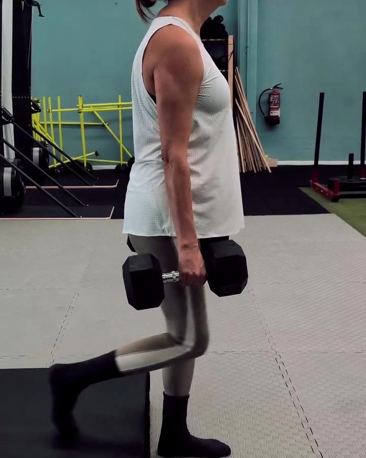 Socia entrenando fuerza con mancuernas