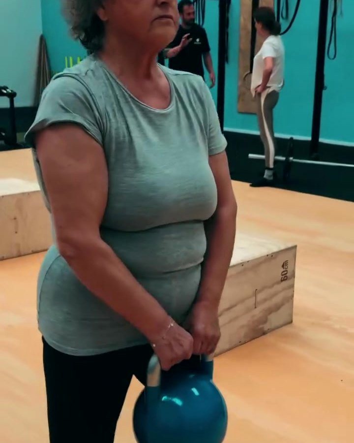 Socia senior entrenando con kettlebell