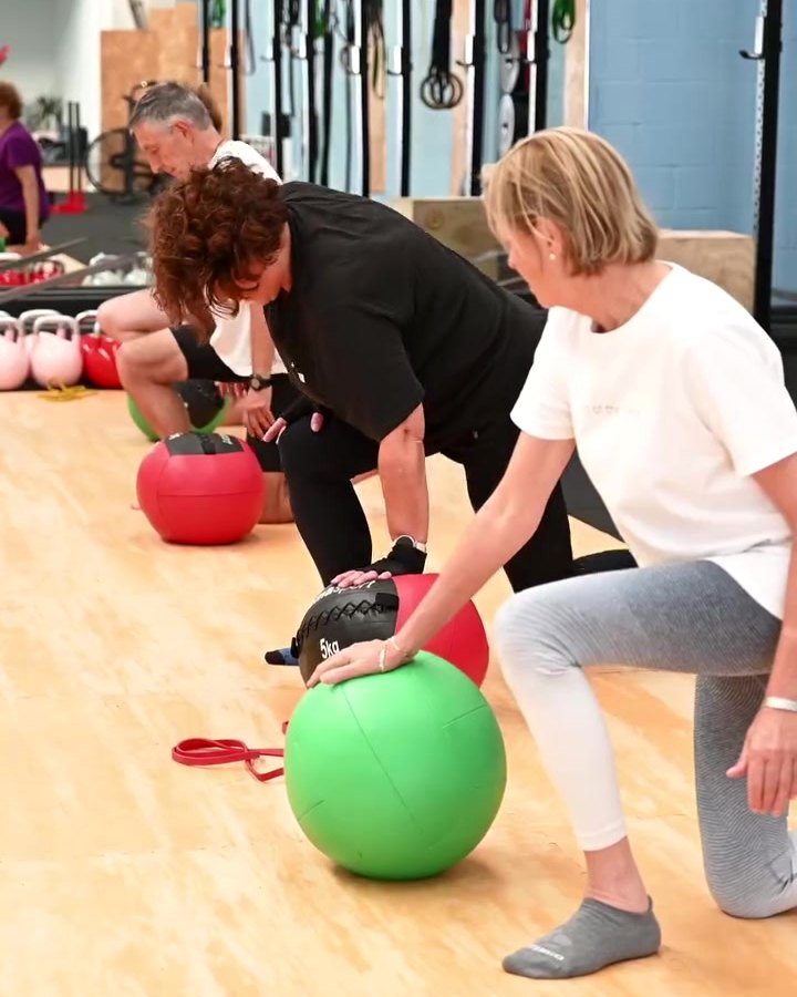 Entrenamiento para mayores con balón medicinal